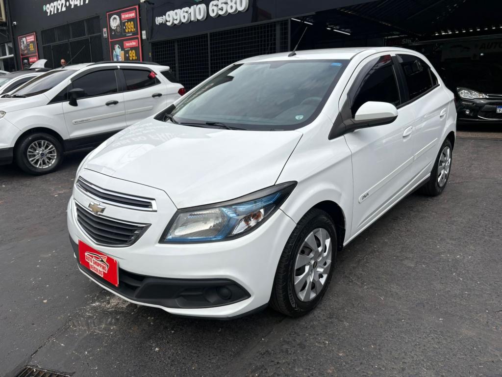 CHEVROLET Onix Hatch - Foto