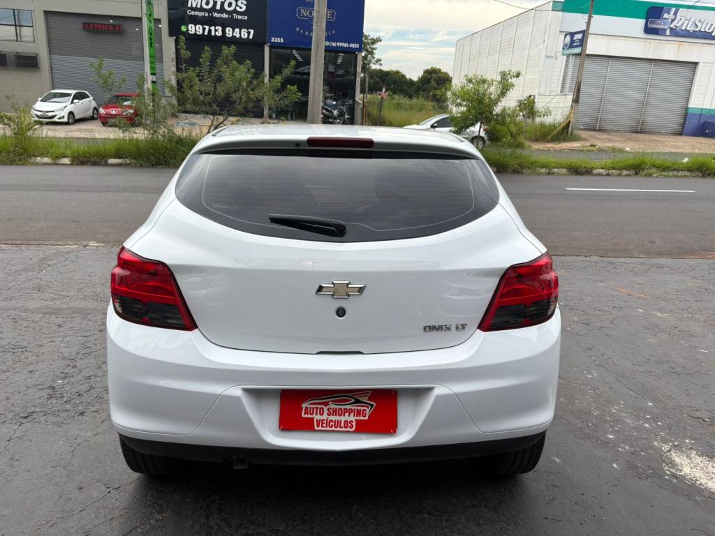 CHEVROLET Onix Hatch - Foto