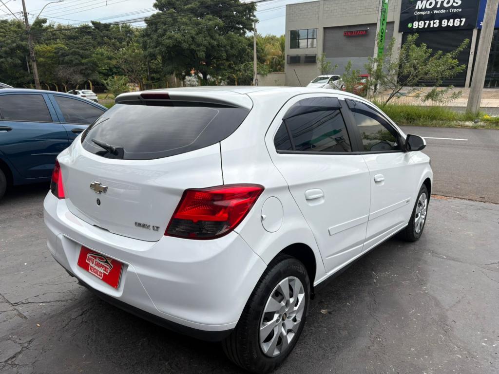 CHEVROLET Onix Hatch - Foto