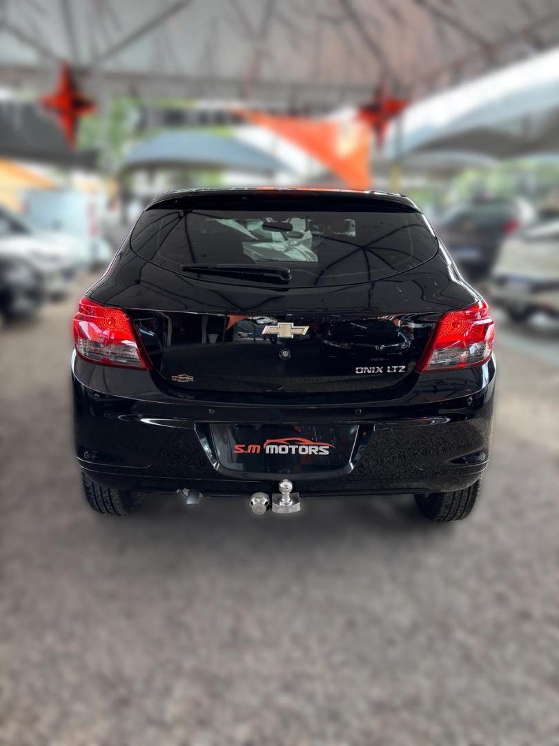 CHEVROLET Onix Hatch - Foto