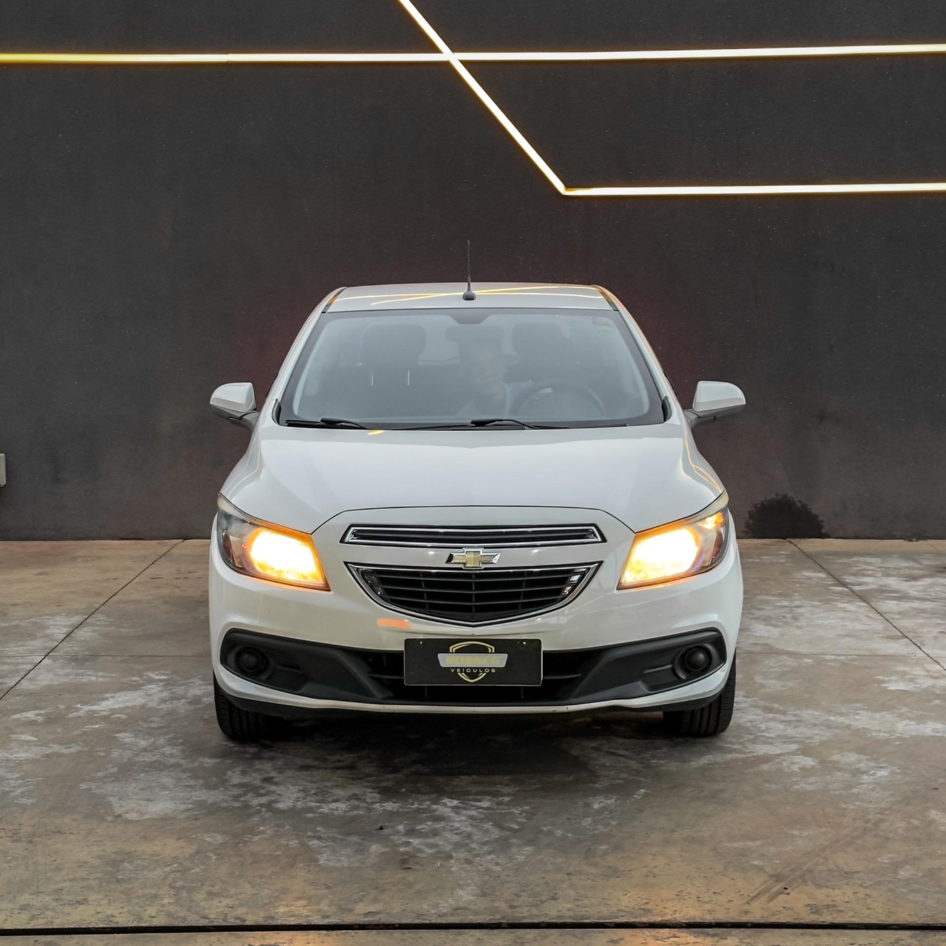 CHEVROLET Onix Hatch - Foto