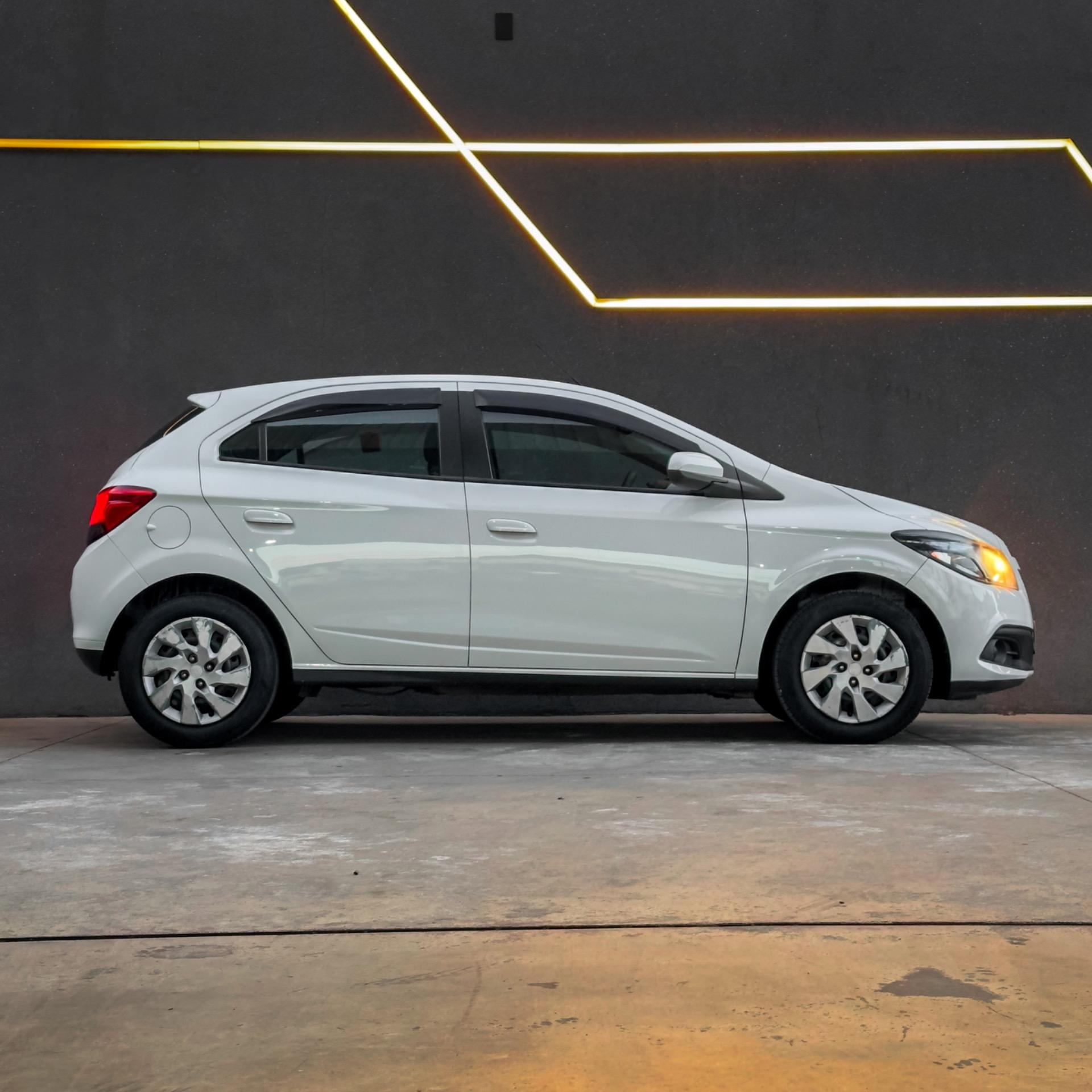 CHEVROLET Onix Hatch - Foto