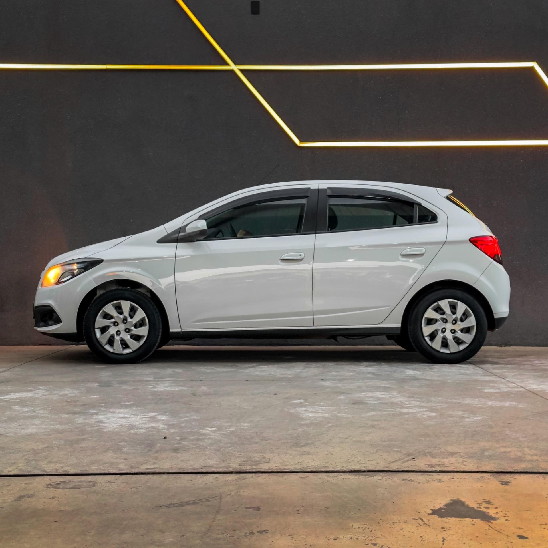 CHEVROLET Onix Hatch - Foto