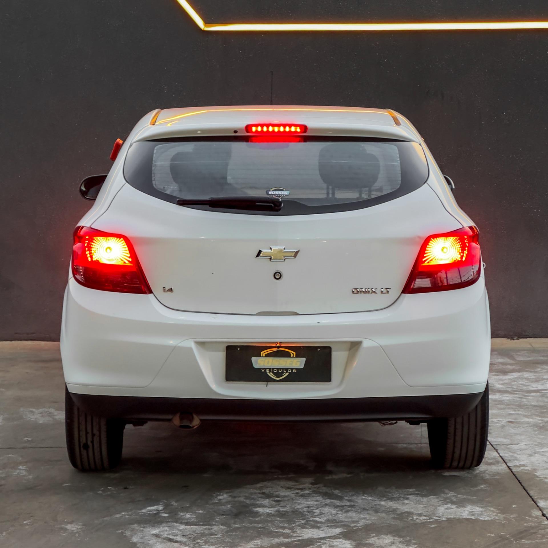CHEVROLET Onix Hatch - Foto