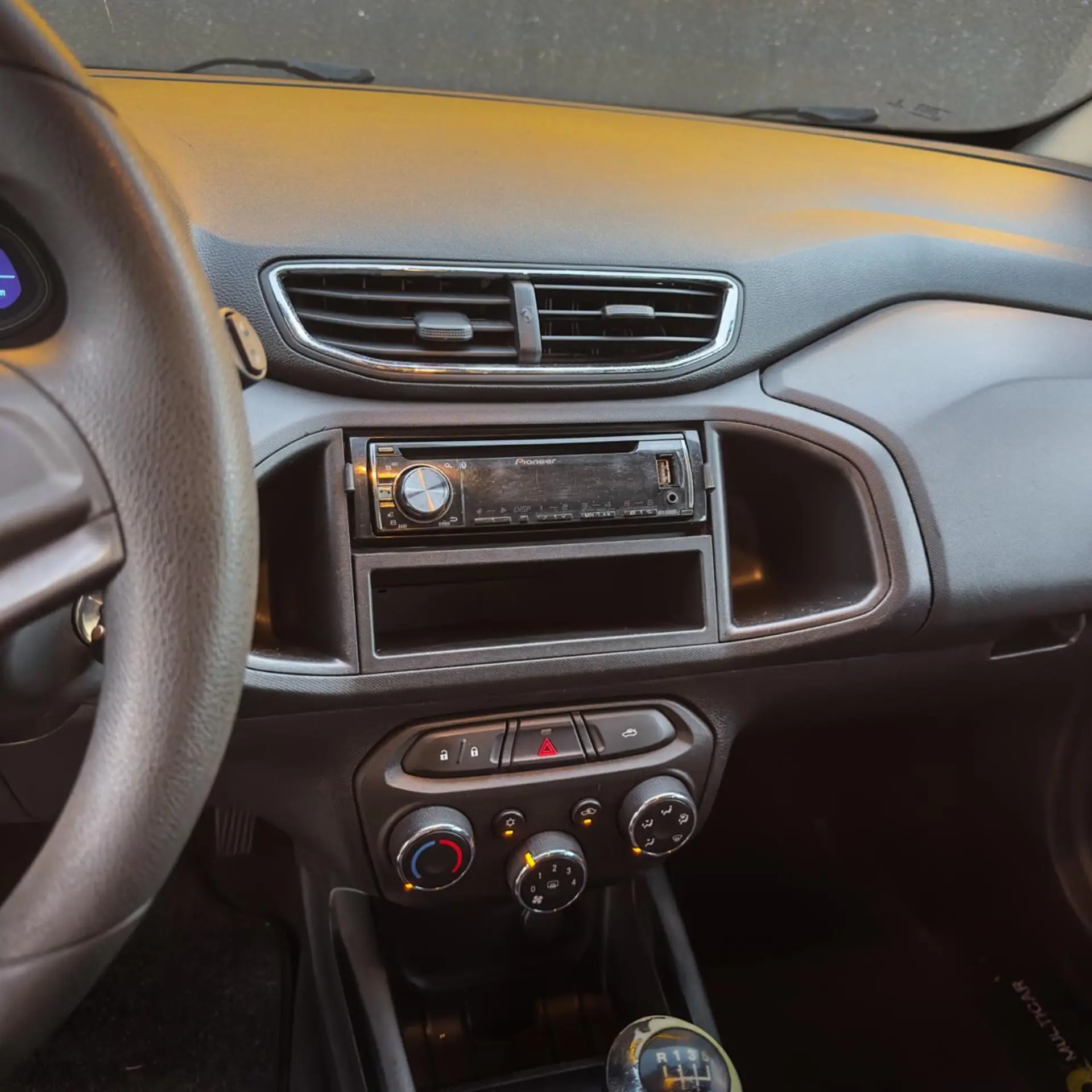 CHEVROLET Onix Hatch - Foto