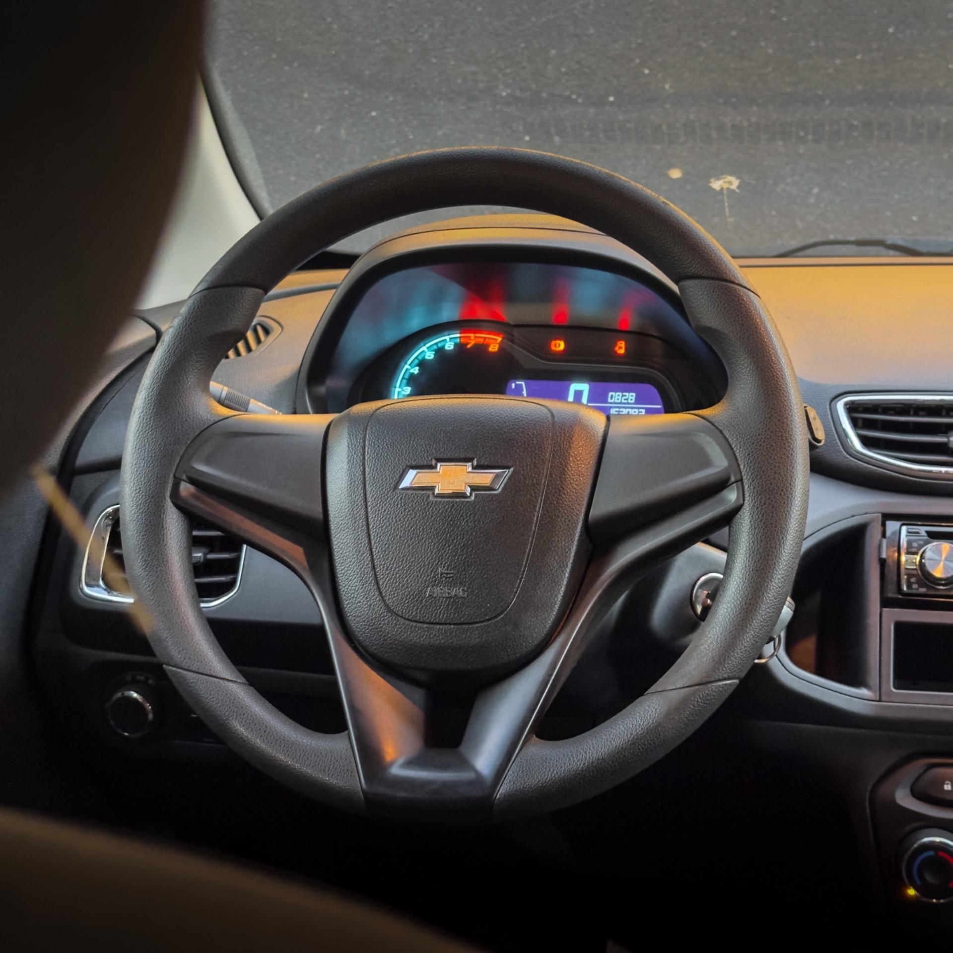 CHEVROLET Onix Hatch - Foto