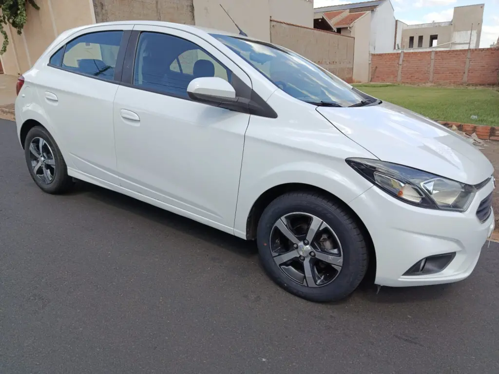 CHEVROLET Onix Hatch - Foto