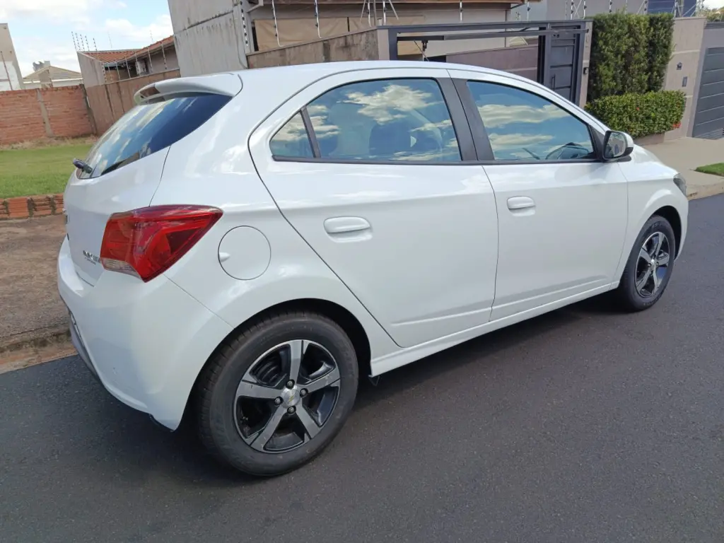 CHEVROLET Onix Hatch - Foto