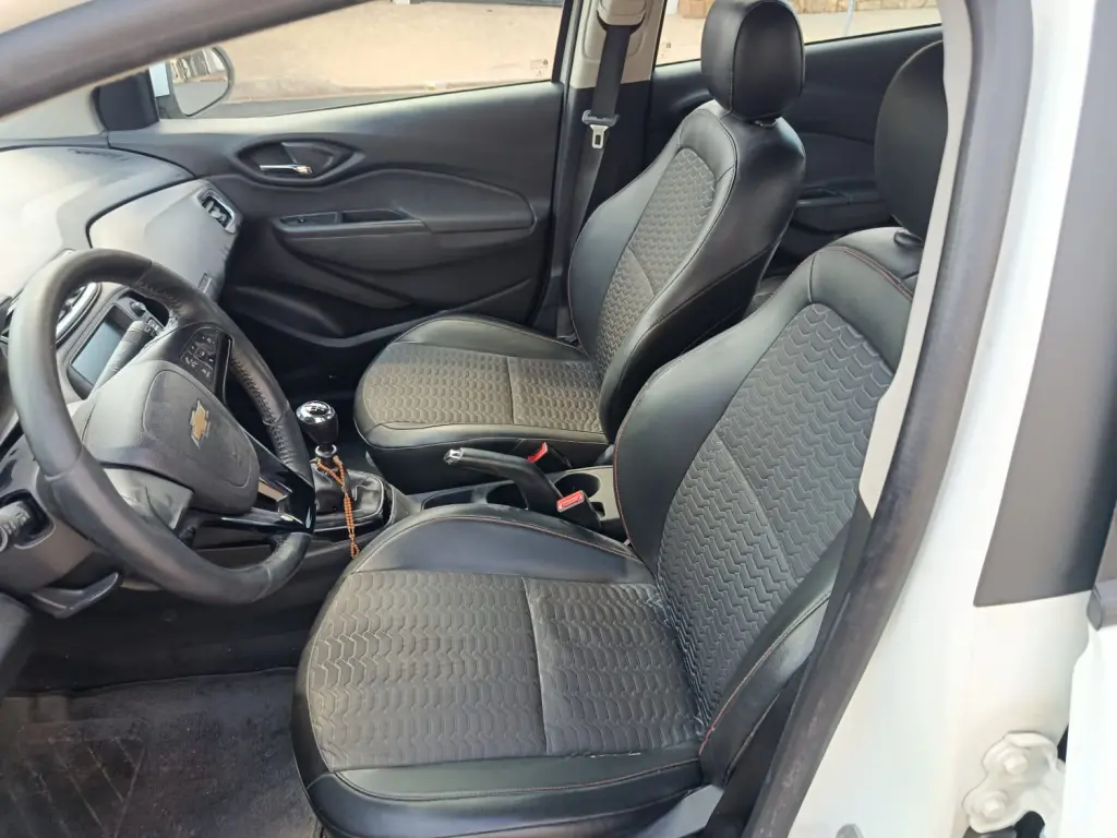 CHEVROLET Onix Hatch - Foto