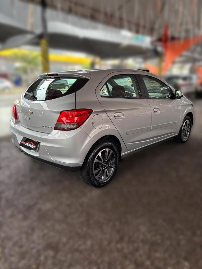 CHEVROLET Onix Hatch - Foto
