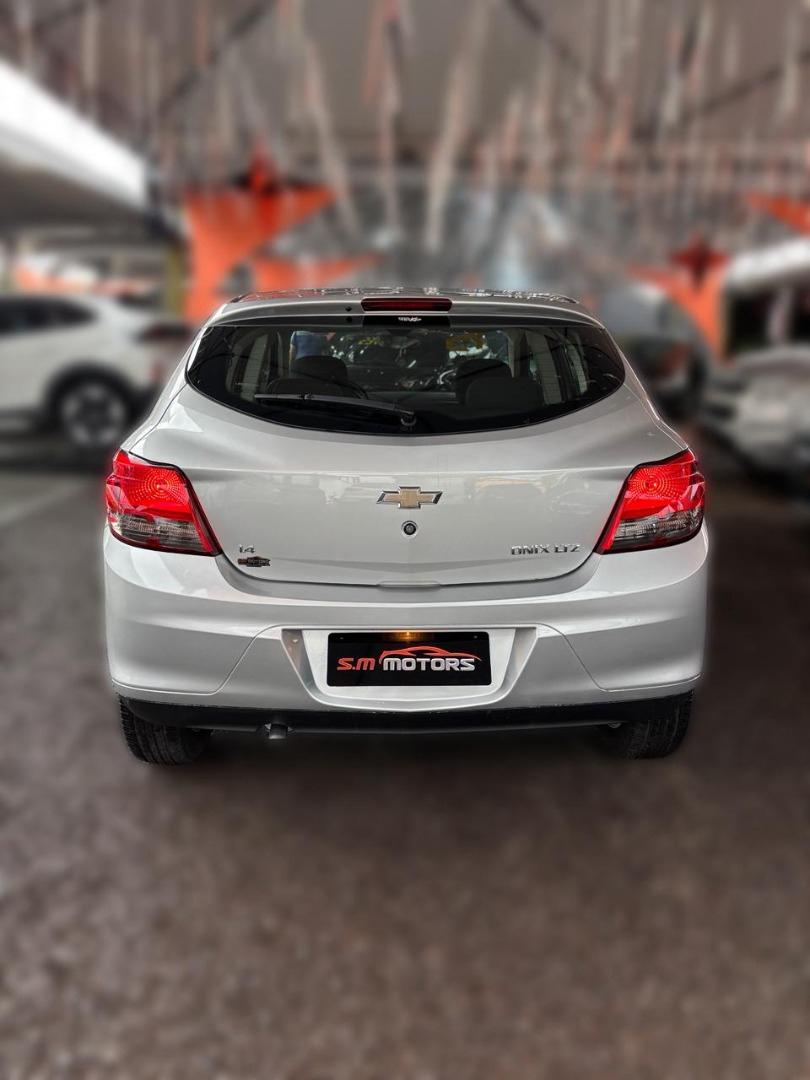CHEVROLET Onix Hatch - Foto