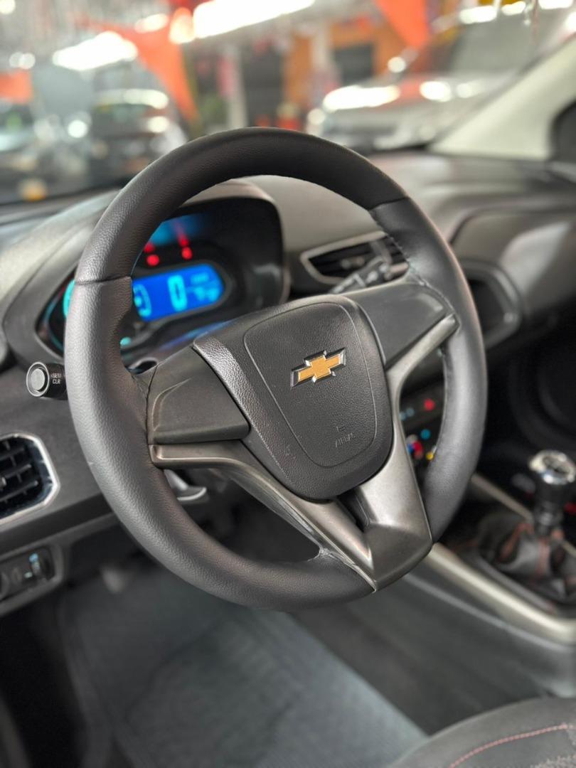 CHEVROLET Onix Hatch - Foto