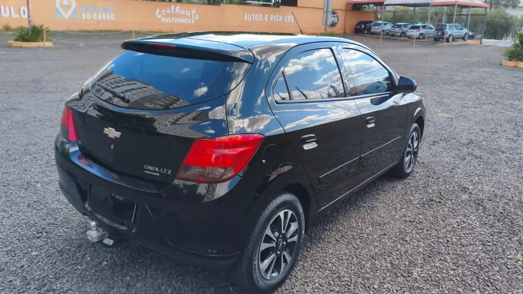 CHEVROLET Onix Hatch - Foto