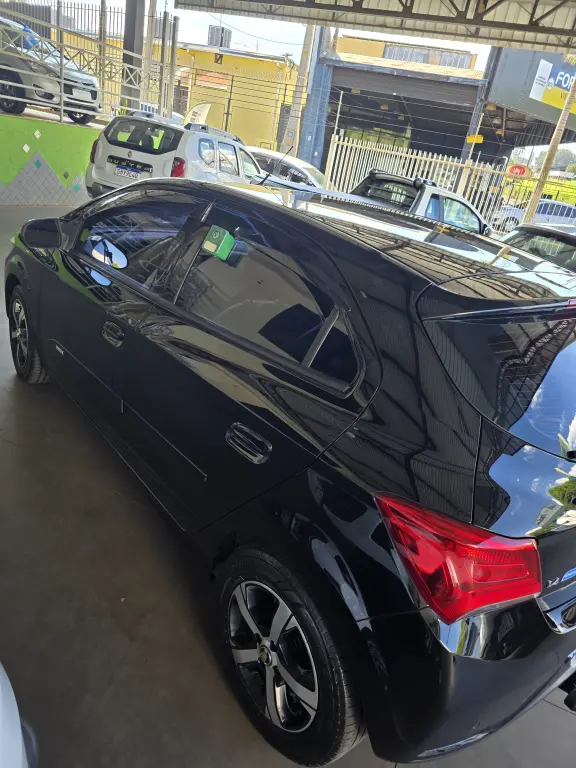 CHEVROLET Onix Hatch - Foto
