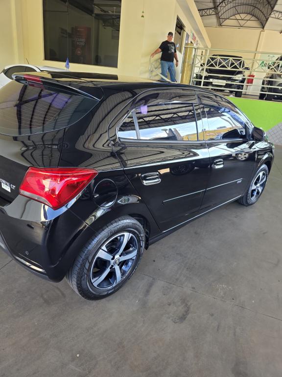 CHEVROLET Onix Hatch - Foto