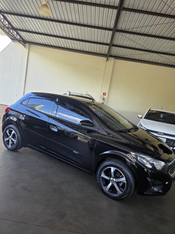 CHEVROLET Onix Hatch - Foto