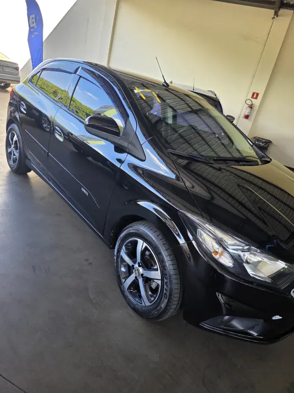 CHEVROLET Onix Hatch - Foto