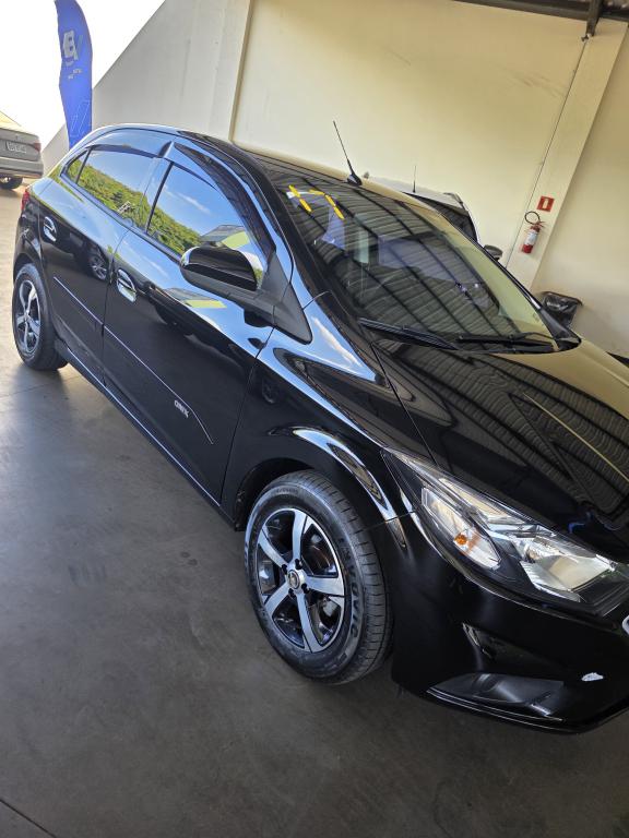CHEVROLET Onix Hatch - Foto