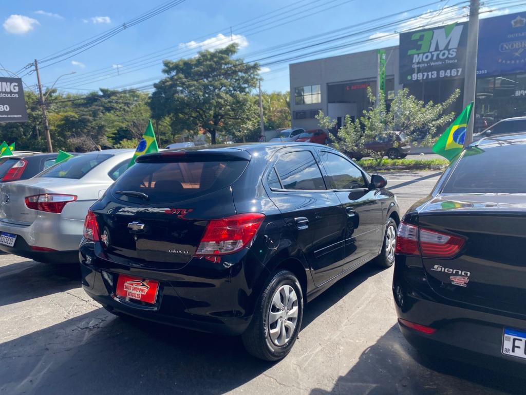 CHEVROLET Onix Hatch - Foto