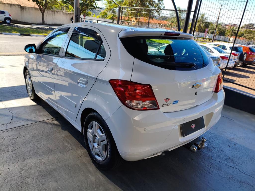 CHEVROLET Onix Hatch - Foto