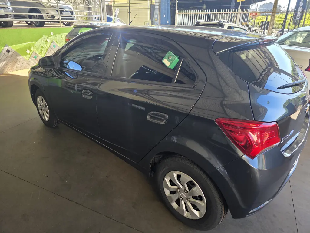 CHEVROLET Onix Hatch - Foto
