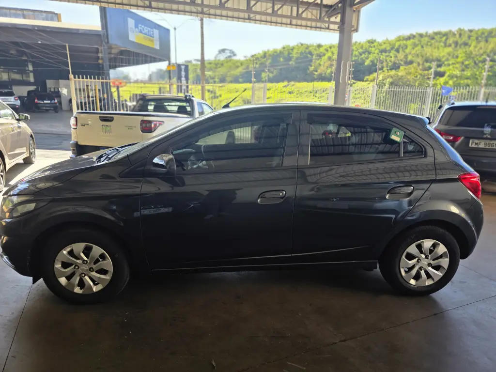 CHEVROLET Onix Hatch - Foto