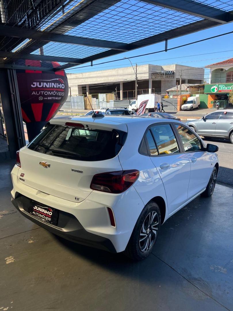 CHEVROLET Onix Hatch - Foto