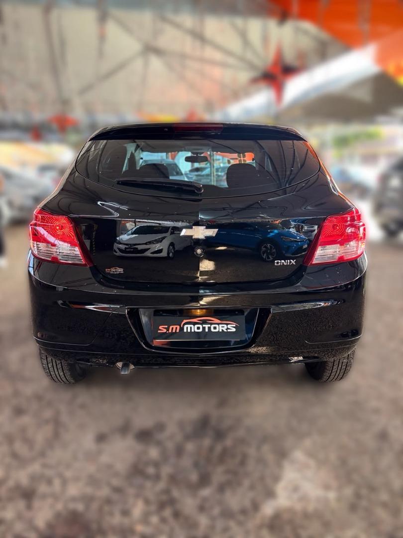 CHEVROLET Onix Hatch - Foto