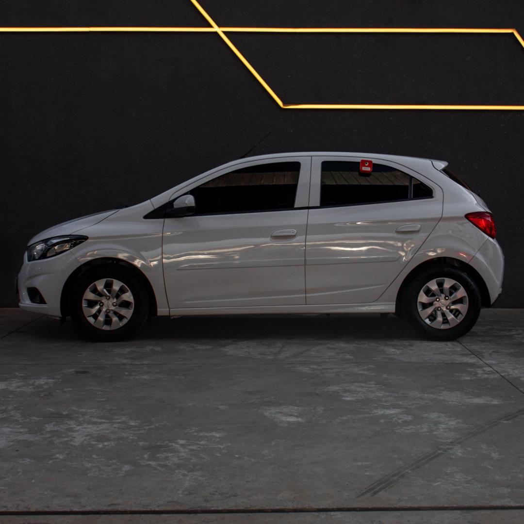 CHEVROLET Onix Hatch - Foto