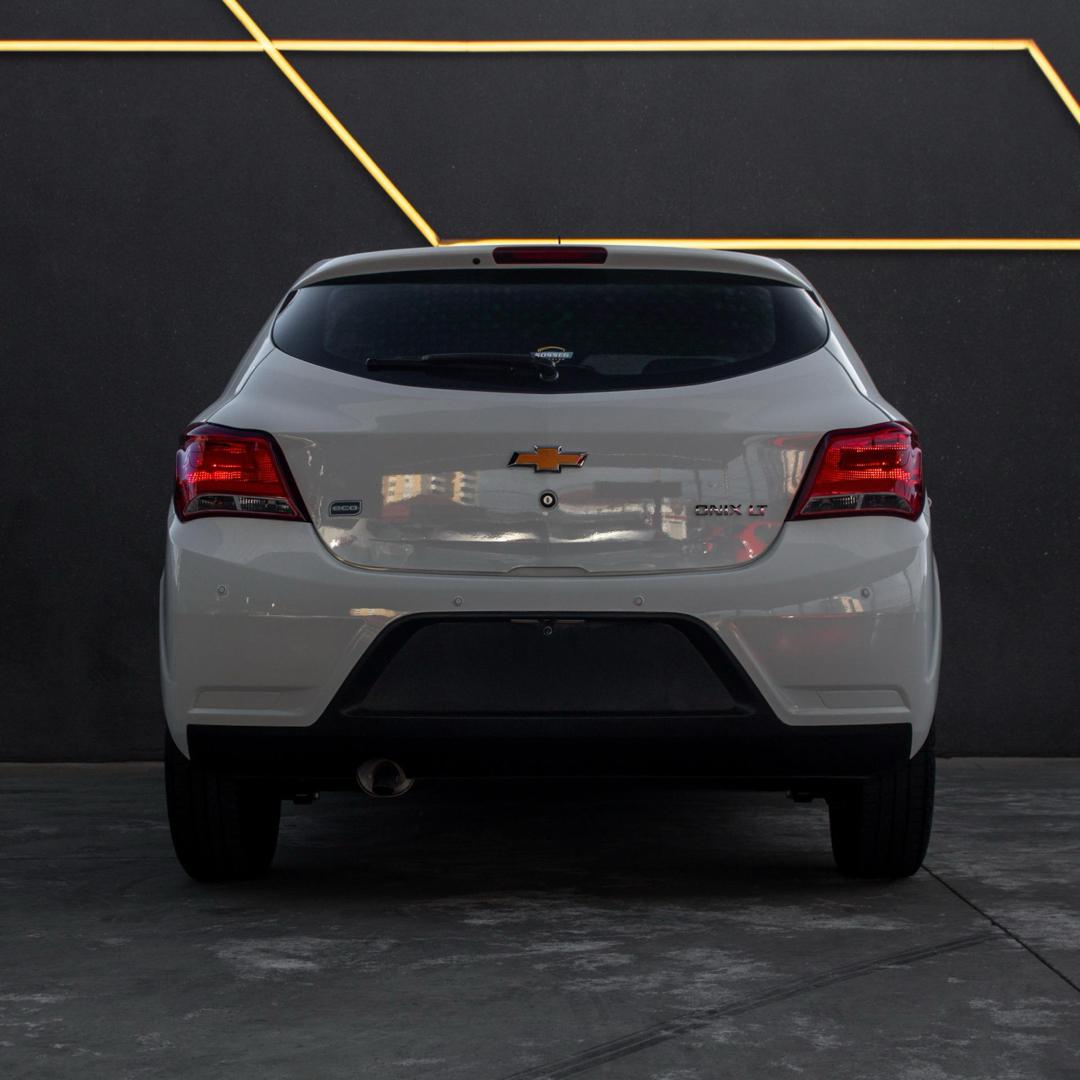 CHEVROLET Onix Hatch - Foto