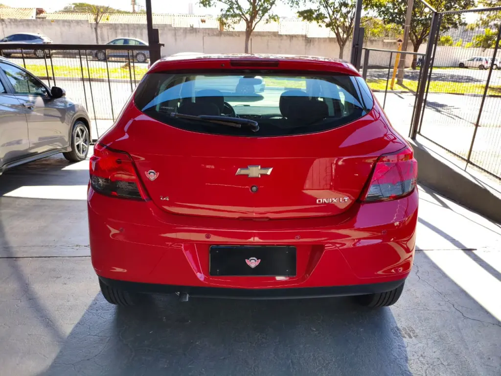 CHEVROLET Onix Hatch - Foto