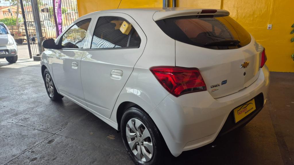 CHEVROLET Onix Hatch - Foto