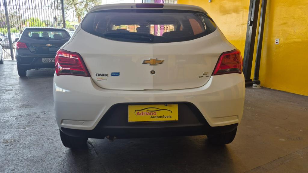 CHEVROLET Onix Hatch - Foto