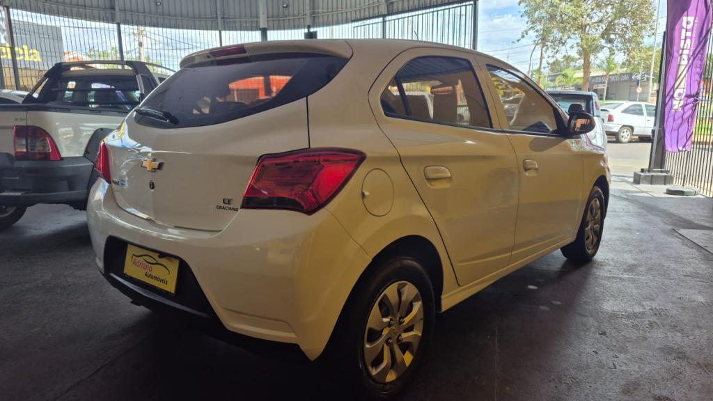 CHEVROLET Onix Hatch - Foto