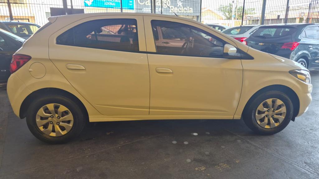CHEVROLET Onix Hatch - Foto