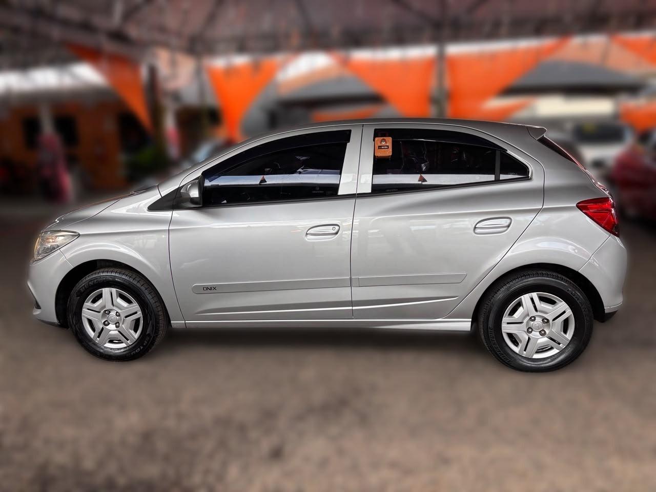CHEVROLET Onix Hatch - Foto