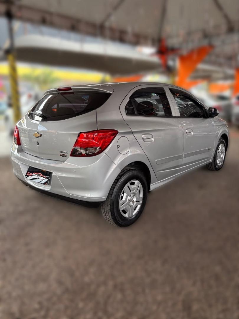 CHEVROLET Onix Hatch - Foto
