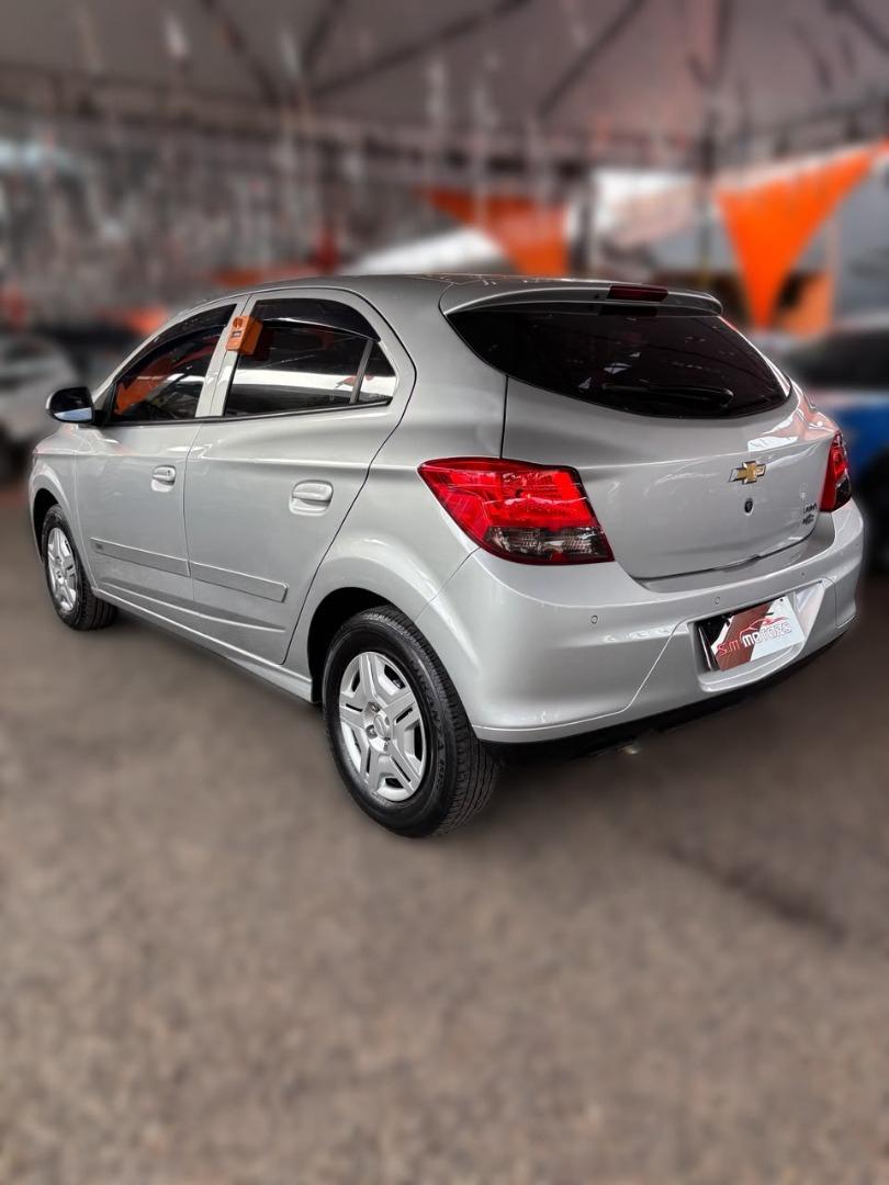 CHEVROLET Onix Hatch - Foto