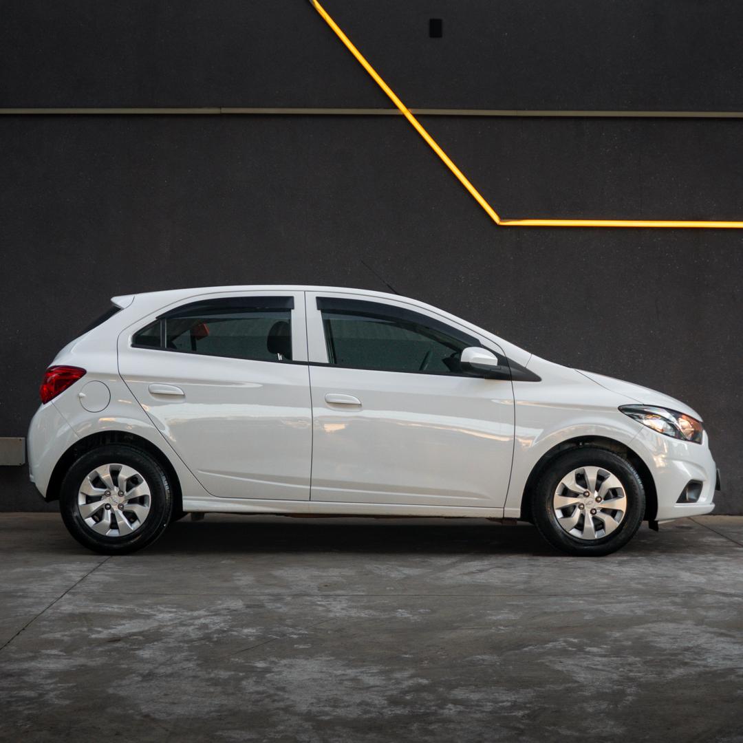 CHEVROLET Onix Hatch - Foto