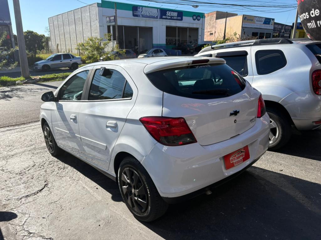 CHEVROLET Onix Hatch - Foto