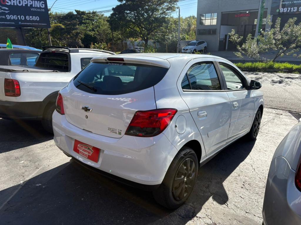 CHEVROLET Onix Hatch - Foto