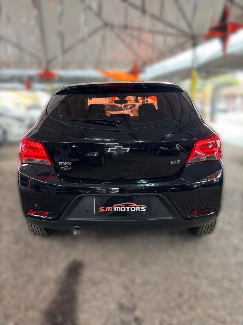 CHEVROLET Onix Hatch - Foto