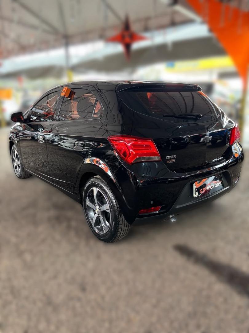 CHEVROLET Onix Hatch - Foto