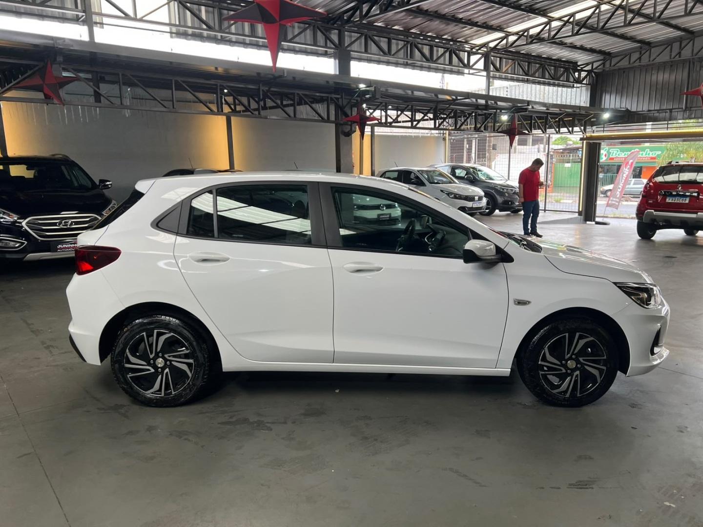 CHEVROLET Onix Hatch - Foto