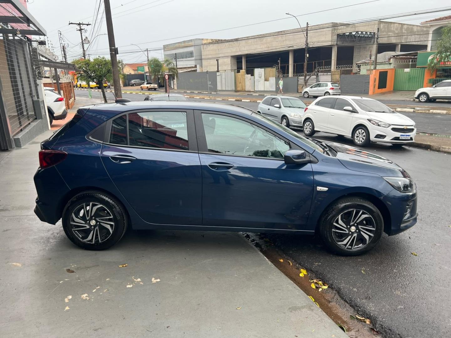 CHEVROLET Onix Hatch - Foto