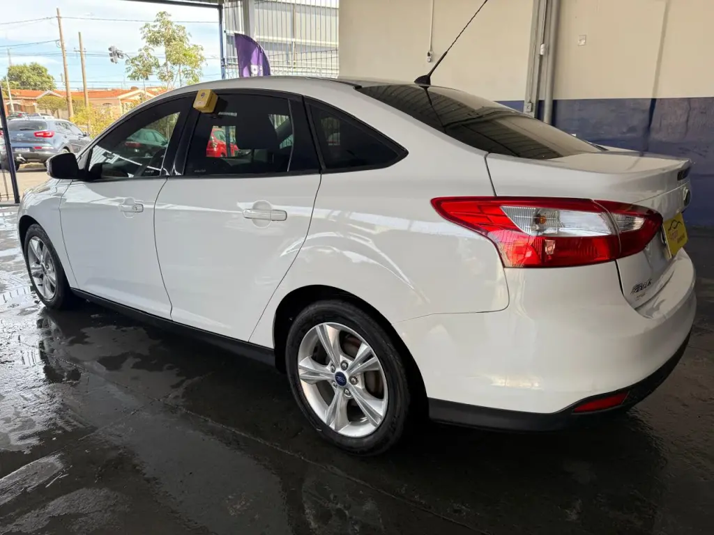 FORD Focus Sedan - Foto