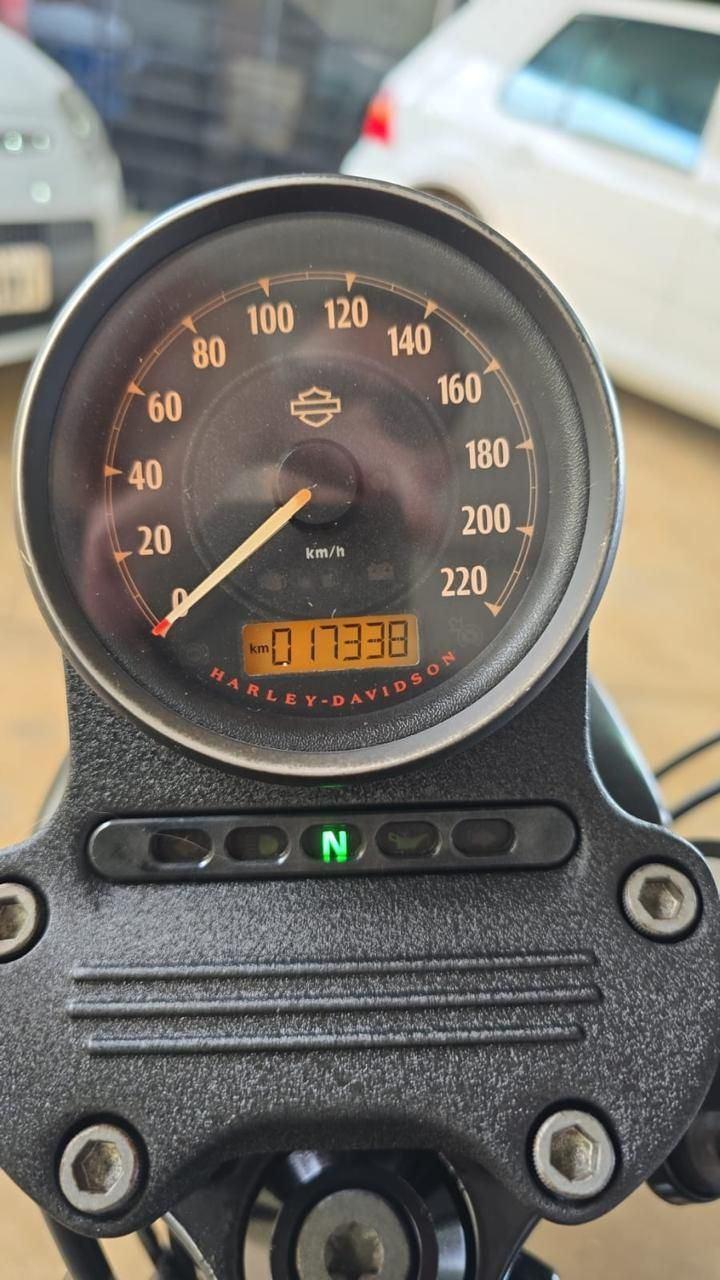 HARLEY DAVIDSON Sportster XL 883 - Foto