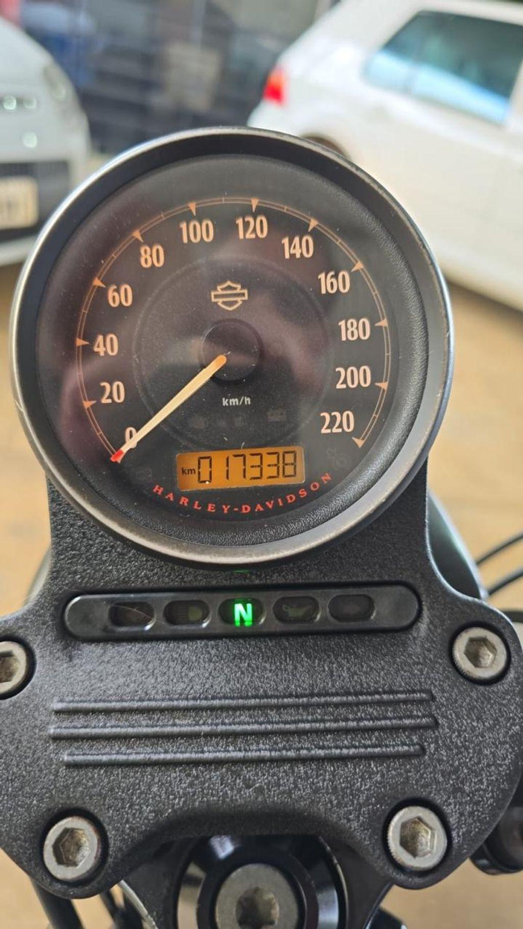 HARLEY DAVIDSON Sportster XL 883 - Foto
