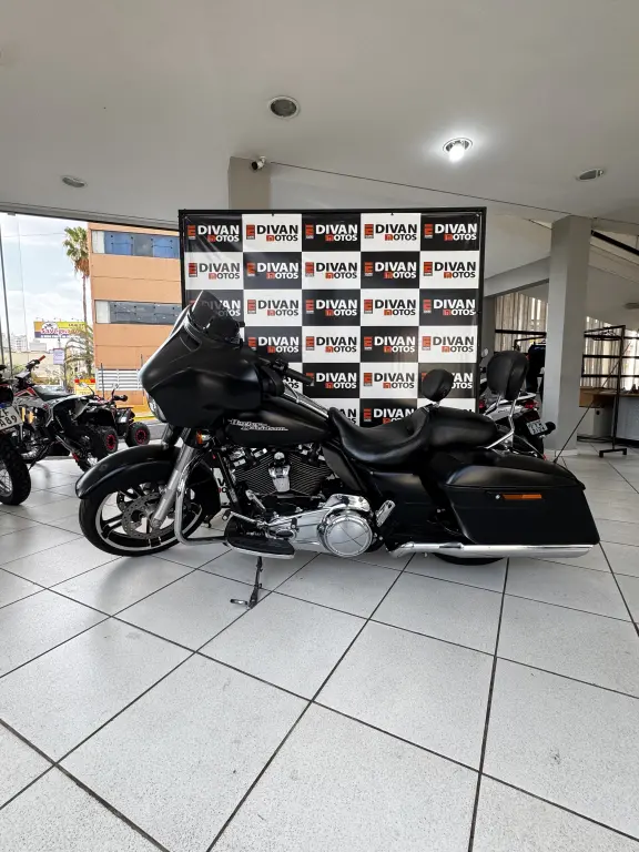 HARLEY DAVIDSON Street Glide FLHX - Foto