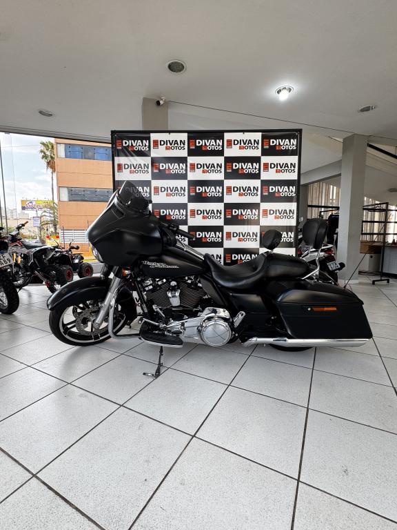 HARLEY DAVIDSON Street Glide FLHX - Foto